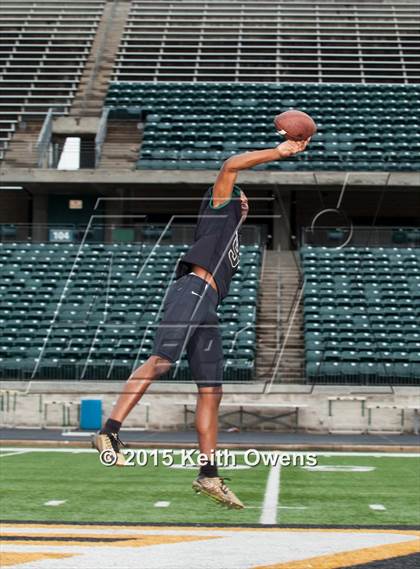 Thumbnail 3 in DeSoto (2015 Preseason Top 25 Photo Shoot)  photogallery.