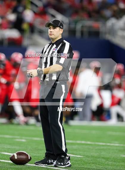 Thumbnail 2 in DeSoto vs. Cedar Hill (UIL 6A Regional Final) photogallery.