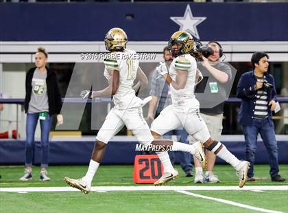Thumbnail 3 in DeSoto vs. Cedar Hill (UIL 6A Regional Final) photogallery.