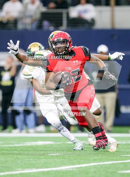 Thumbnail 2 in DeSoto vs. Cedar Hill (UIL 6A Regional Final) photogallery.