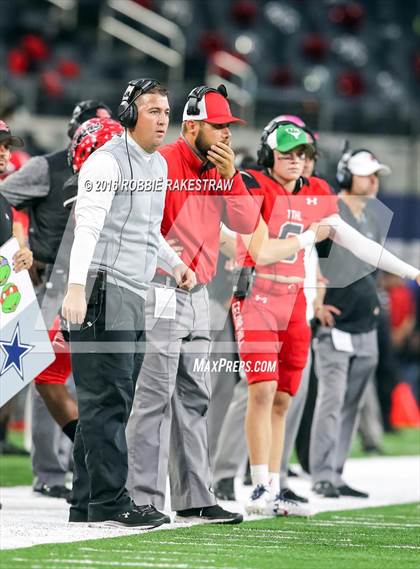 Thumbnail 2 in DeSoto vs. Cedar Hill (UIL 6A Regional Final) photogallery.