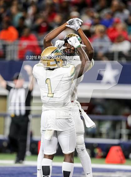 Thumbnail 2 in DeSoto vs. Cedar Hill (UIL 6A Regional Final) photogallery.