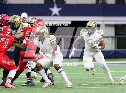 Thumbnail 3 in DeSoto vs. Cedar Hill (UIL 6A Regional Final) photogallery.