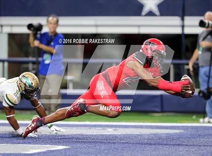 Thumbnail 2 in DeSoto vs. Cedar Hill (UIL 6A Regional Final) photogallery.