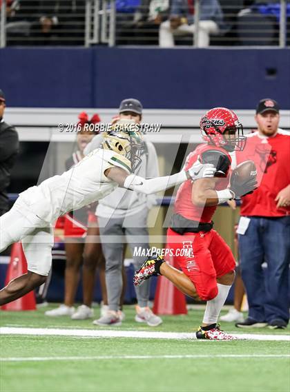 Thumbnail 1 in DeSoto vs. Cedar Hill (UIL 6A Regional Final) photogallery.