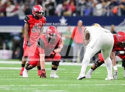 Thumbnail 1 in DeSoto vs. Cedar Hill (UIL 6A Regional Final) photogallery.