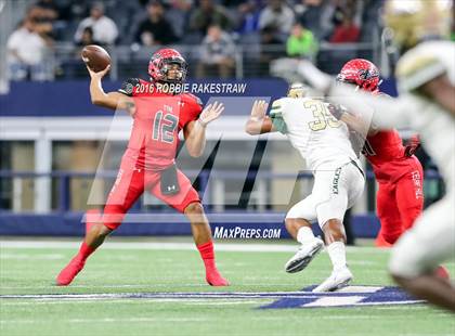 Thumbnail 1 in DeSoto vs. Cedar Hill (UIL 6A Regional Final) photogallery.