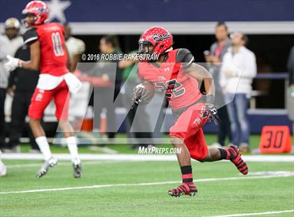 Thumbnail 3 in DeSoto vs. Cedar Hill (UIL 6A Regional Final) photogallery.