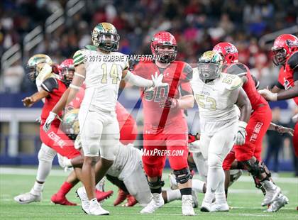 Thumbnail 1 in DeSoto vs. Cedar Hill (UIL 6A Regional Final) photogallery.