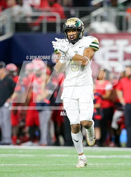 Thumbnail 2 in DeSoto vs. Cedar Hill (UIL 6A Regional Final) photogallery.