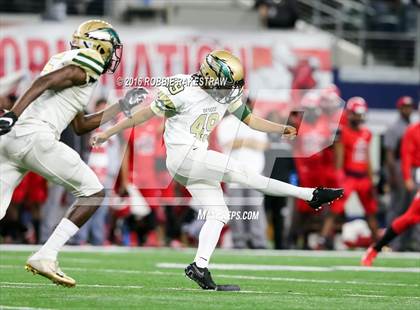 Thumbnail 2 in DeSoto vs. Cedar Hill (UIL 6A Regional Final) photogallery.