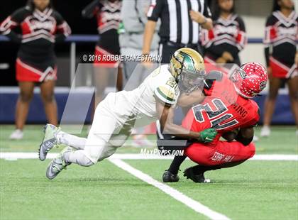 Thumbnail 2 in DeSoto vs. Cedar Hill (UIL 6A Regional Final) photogallery.