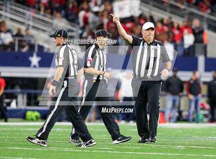 Thumbnail 2 in DeSoto vs. Cedar Hill (UIL 6A Regional Final) photogallery.