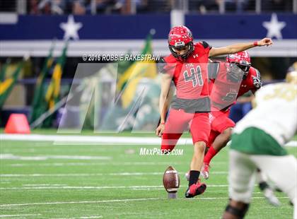 Thumbnail 2 in DeSoto vs. Cedar Hill (UIL 6A Regional Final) photogallery.