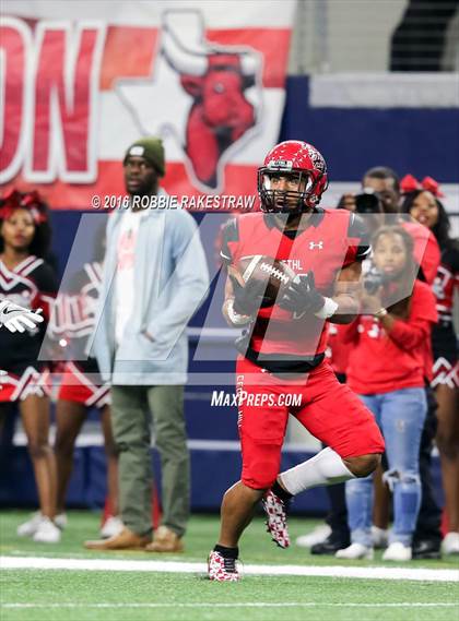 Thumbnail 3 in DeSoto vs. Cedar Hill (UIL 6A Regional Final) photogallery.