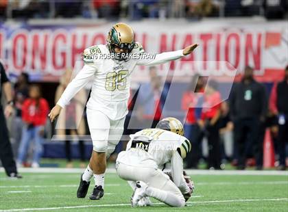 Thumbnail 2 in DeSoto vs. Cedar Hill (UIL 6A Regional Final) photogallery.