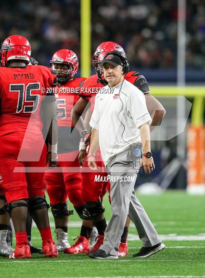 Thumbnail 3 in DeSoto vs. Cedar Hill (UIL 6A Regional Final) photogallery.