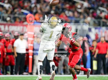 Thumbnail 3 in DeSoto vs. Cedar Hill (UIL 6A Regional Final) photogallery.