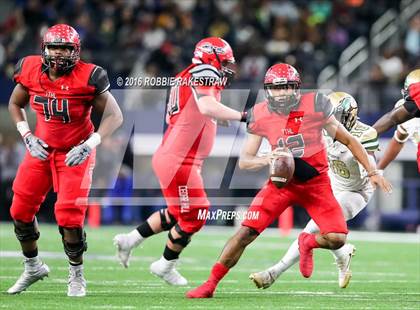 Thumbnail 1 in DeSoto vs. Cedar Hill (UIL 6A Regional Final) photogallery.