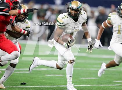 Thumbnail 2 in DeSoto vs. Cedar Hill (UIL 6A Regional Final) photogallery.