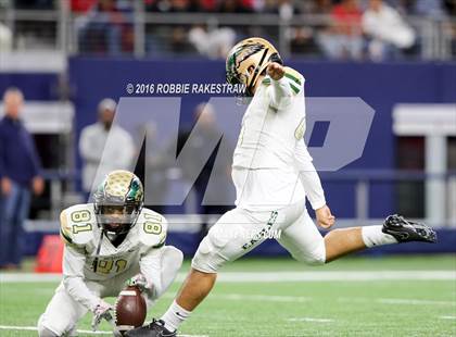 Thumbnail 2 in DeSoto vs. Cedar Hill (UIL 6A Regional Final) photogallery.