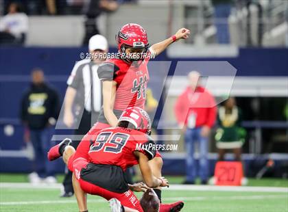 Thumbnail 3 in DeSoto vs. Cedar Hill (UIL 6A Regional Final) photogallery.