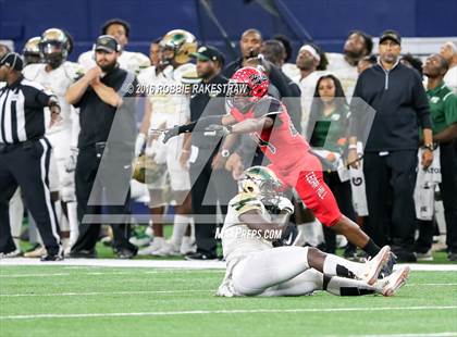 Thumbnail 1 in DeSoto vs. Cedar Hill (UIL 6A Regional Final) photogallery.