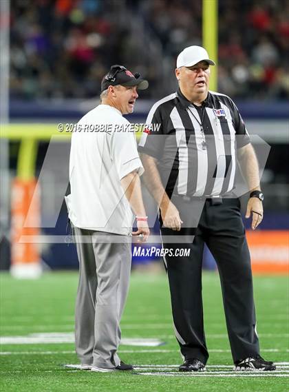Thumbnail 2 in DeSoto vs. Cedar Hill (UIL 6A Regional Final) photogallery.