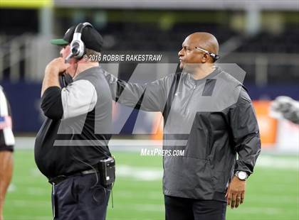 Thumbnail 3 in DeSoto vs. Cedar Hill (UIL 6A Regional Final) photogallery.