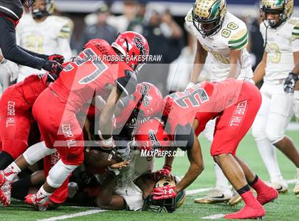 Thumbnail 1 in DeSoto vs. Cedar Hill (UIL 6A Regional Final) photogallery.