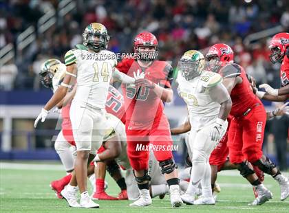 Thumbnail 3 in DeSoto vs. Cedar Hill (UIL 6A Regional Final) photogallery.