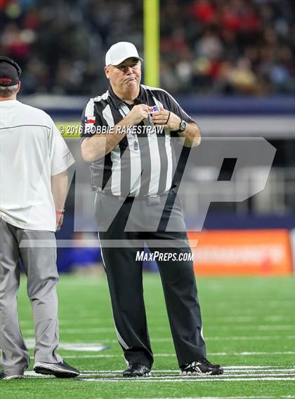 Thumbnail 1 in DeSoto vs. Cedar Hill (UIL 6A Regional Final) photogallery.