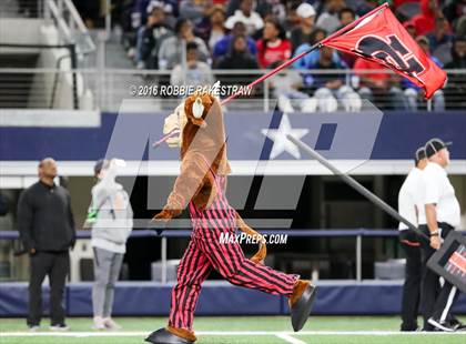 Thumbnail 3 in DeSoto vs. Cedar Hill (UIL 6A Regional Final) photogallery.
