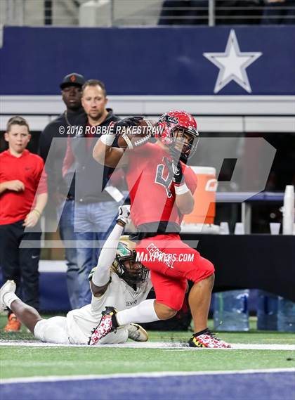 Thumbnail 2 in DeSoto vs. Cedar Hill (UIL 6A Regional Final) photogallery.