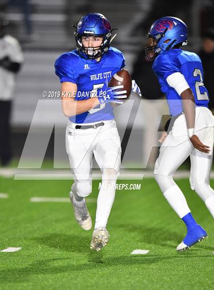 Thumbnail 1 in Collinsville vs. Wolfe City (UIL 2A Division 1 Region 2 Bidistrict) photogallery.