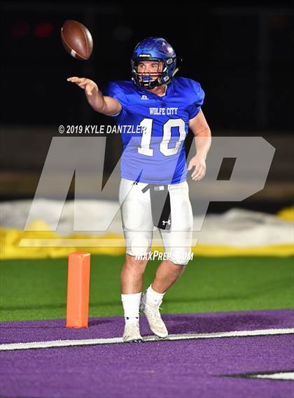 Thumbnail 3 in Collinsville vs. Wolfe City (UIL 2A Division 1 Region 2 Bidistrict) photogallery.