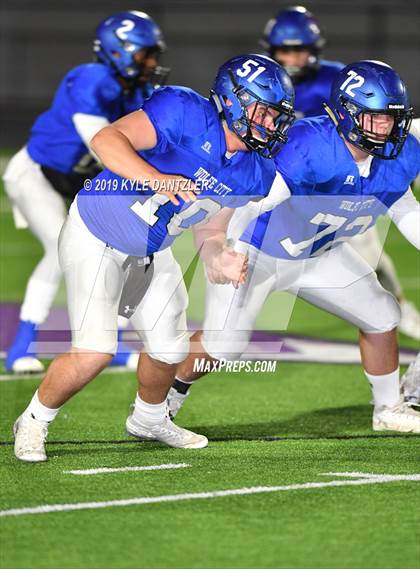 Thumbnail 2 in Collinsville vs. Wolfe City (UIL 2A Division 1 Region 2 Bidistrict) photogallery.