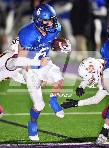 Thumbnail 1 in Collinsville vs. Wolfe City (UIL 2A Division 1 Region 2 Bidistrict) photogallery.