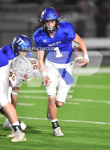 Thumbnail 3 in Collinsville vs. Wolfe City (UIL 2A Division 1 Region 2 Bidistrict) photogallery.