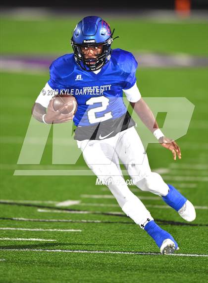 Thumbnail 2 in Collinsville vs. Wolfe City (UIL 2A Division 1 Region 2 Bidistrict) photogallery.
