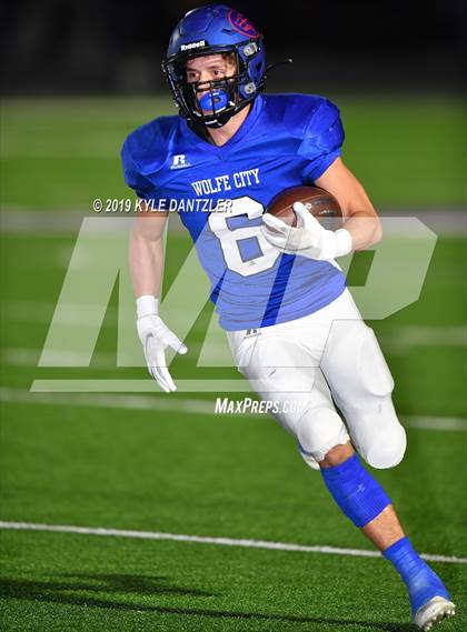Thumbnail 1 in Collinsville vs. Wolfe City (UIL 2A Division 1 Region 2 Bidistrict) photogallery.