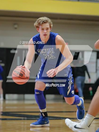 Thumbnail 3 in Hendersonville vs Wilson Central (TSSAA District 9-AAA Quarterfinal) photogallery.