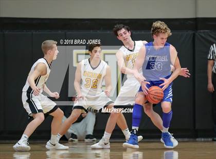 Thumbnail 2 in Hendersonville vs Wilson Central (TSSAA District 9-AAA Quarterfinal) photogallery.