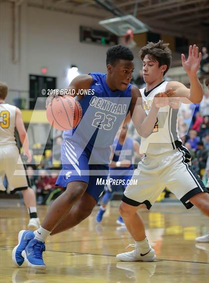 Thumbnail 1 in Hendersonville vs Wilson Central (TSSAA District 9-AAA Quarterfinal) photogallery.