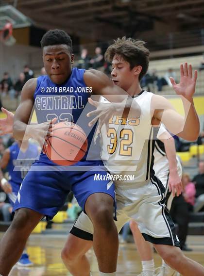 Thumbnail 2 in Hendersonville vs Wilson Central (TSSAA District 9-AAA Quarterfinal) photogallery.