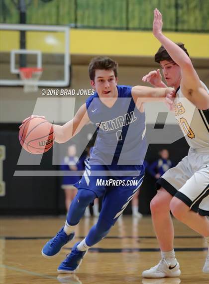 Thumbnail 2 in Hendersonville vs Wilson Central (TSSAA District 9-AAA Quarterfinal) photogallery.