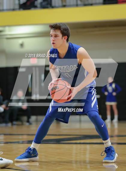 Thumbnail 2 in Hendersonville vs Wilson Central (TSSAA District 9-AAA Quarterfinal) photogallery.