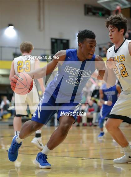 Thumbnail 3 in Hendersonville vs Wilson Central (TSSAA District 9-AAA Quarterfinal) photogallery.
