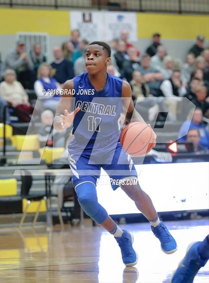 Thumbnail 2 in Hendersonville vs Wilson Central (TSSAA District 9-AAA Quarterfinal) photogallery.