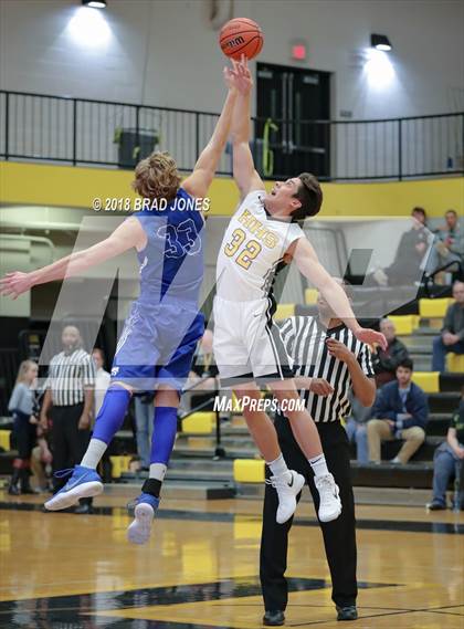 Thumbnail 1 in Hendersonville vs Wilson Central (TSSAA District 9-AAA Quarterfinal) photogallery.